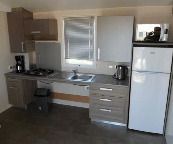 Cuisine du mobil-home Mistral – PMR en location au camping Rives des Corbières à Port-Leucate dans l’Aude