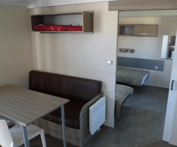 Coin repas du mobil-home Mistral – PMR en location au camping Rives des Corbières à Port-Leucate dans l’Aude