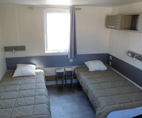 Chambre avec 2 lits une place repas du mobil-home Mistral – PMR en location au camping Rives des Corbières à Port-Leucate dans l’Aude