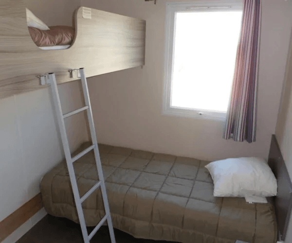 Chambre avec lits superposés du mobil-home Mistral – PMR en location au camping Rives des Corbières à Port-Leucate dans l’Aude