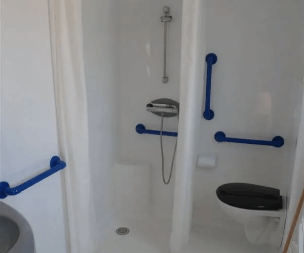 Salle d’eau du mobil-home Mistral – PMR en location au camping Rives des Corbières à Port-Leucate dans l’Aude