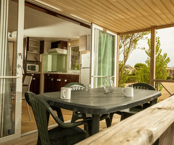 Mobil-home Sirocco en location au camping Rives des Corbières dans l’Aude : terrasse couverte