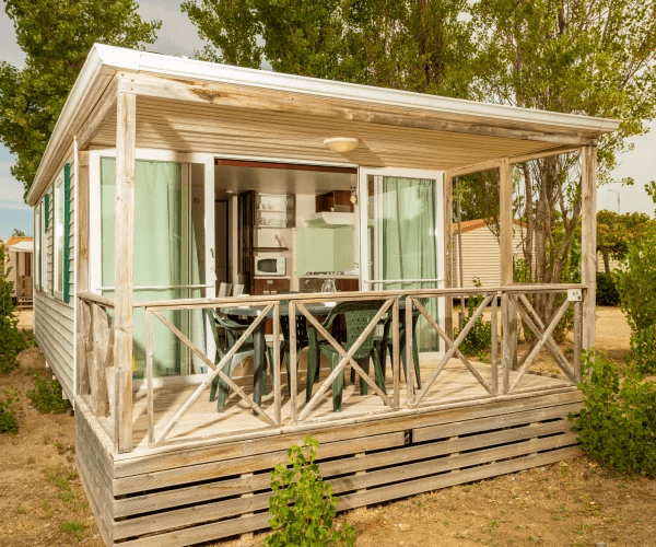 Mobil-home Sirocco en location au camping Rives des Corbières dans l’Aude : terrasse couverte