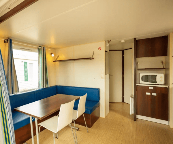 Cuisine équipée du mobil-home Sirocco en location au camping Rives des Corbières dans l’Aude