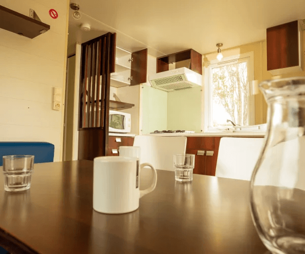 Coin repas du mobil-home Sirocco en location au camping Rives des Corbières dans l’Aude