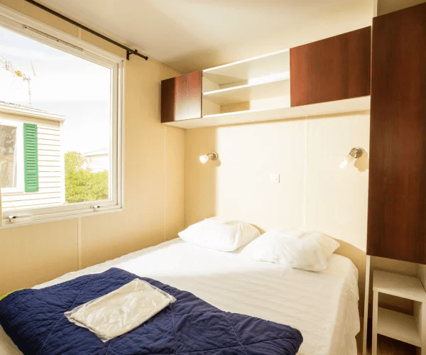 Chambre avec lit 2 places du mobil-home Sirocco en location au camping Rives des Corbières dans l’Aude