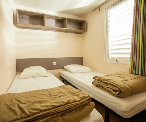 Chambre avec 2 lits 1 place du mobil-home Sirocco en location au camping Rives des Corbières dans l’Aude