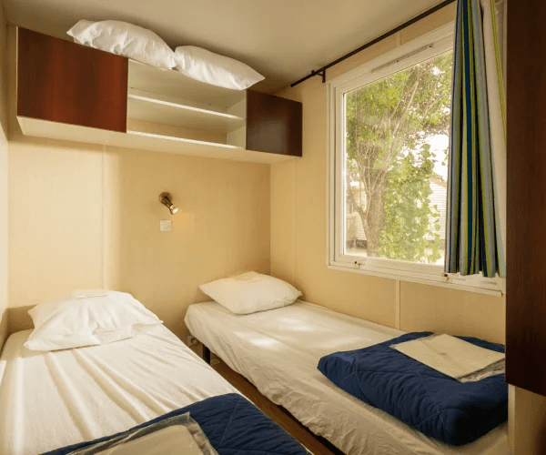 Mobil-home Sirocco en location au camping Rives des Corbières dans l’Aude : chambre avec 2 lits 1 place