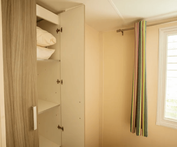 Chambre du mobil-home Sirocco en location au camping Rives des Corbières dans l’Aude