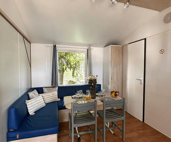 Coin repas du mobil-home Tramontane en location au camping Rives des Corbières dans l’Aude