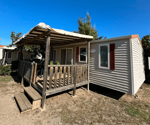 Vue extérieure du mobil-home Tramontane en location au camping Rives des Corbières dans l’Aude
