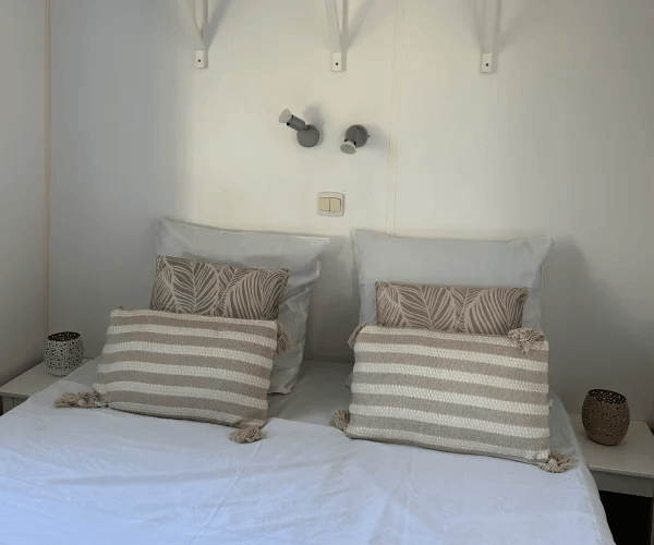 Chambre avec lit deux places du mobil-home Tramontane en location au camping Rives des Corbières dans l’Aude