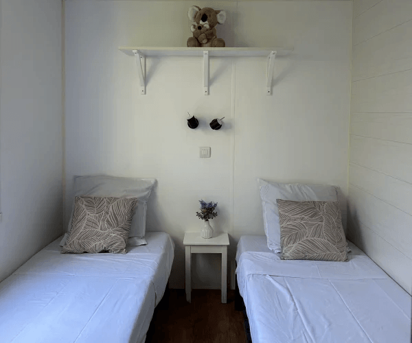 Chambre avec 2 lits 1 place du mobil-home Tramontane en location au camping Rives des Corbières dans l’Aude