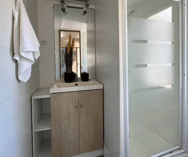 Salle de bain du mobil-home Tramontane en location au camping Rives des Corbières dans l’Aude