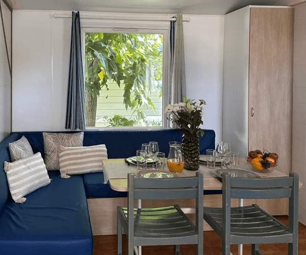 Coin repas du mobil-home Tramontane