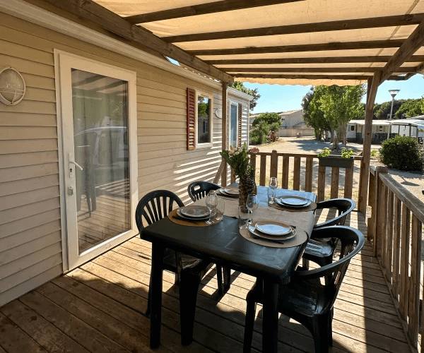 Terrasse couverte du mobil-home Tramontane en location au camping Rives des Corbières dans l’Aude