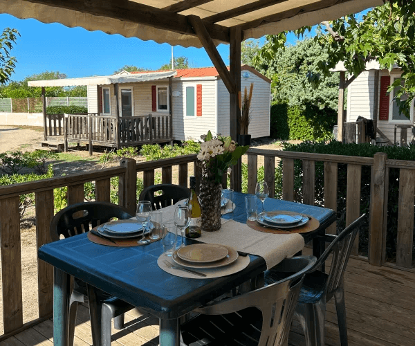 Mobil-home Tramontane en location au camping Rives des Corbières dans l’Aude : terrasse couverte