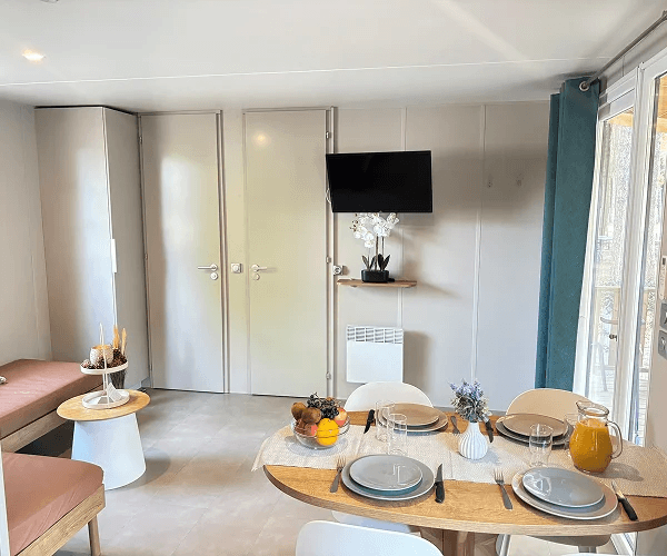 Vue intérieure du mobil-home Zéphyr en location au camping Rives des Corbières à Port-Leucate dans l’Aude