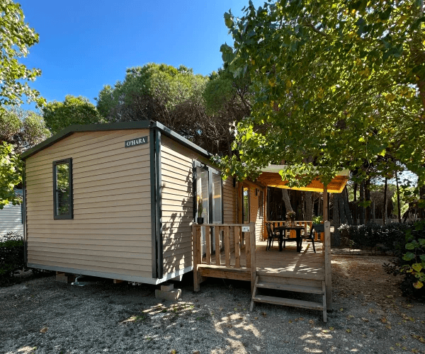 Terrasse du mobil-home Zéphyr en location au camping Rives des Corbières à Port-Leucate dans l’Aude