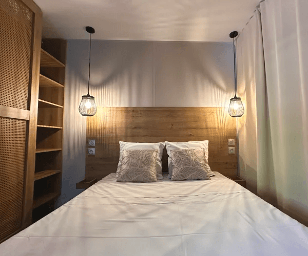 Chambre avec lit deux places du mobil-home Zéphyr en location au camping Rives des Corbières à Port-Leucate dans l’Aude