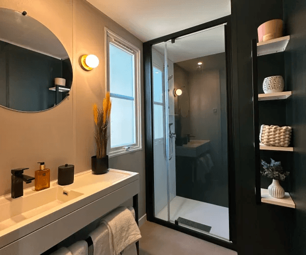 Salle d’eau du mobil-home Zéphyr en location au camping Rives des Corbières à Port-Leucate dans l’Aude