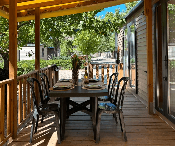Terrasse couverte du mobil-home Zéphyr en location au camping Rives des Corbières à Port-Leucate dans l’Aude