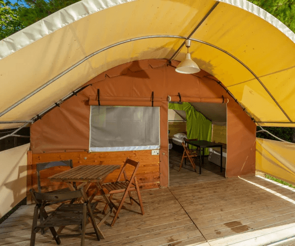 Terrasse couverte de la Tente Lodge en location au camping Rives des Corbières dans l’Aude