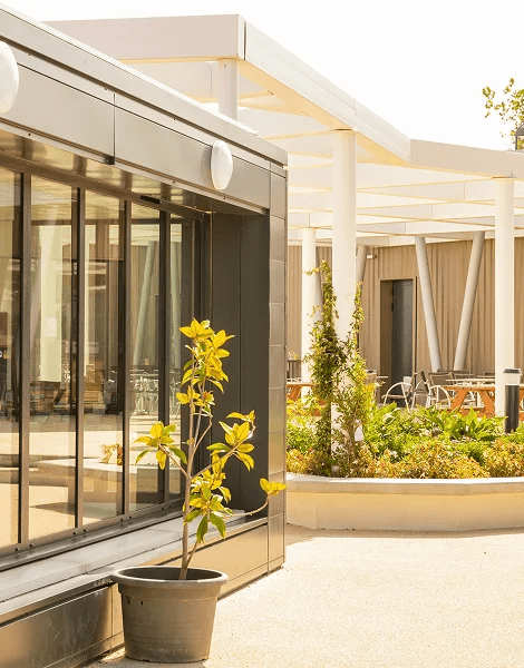 Vue extérieure du restaurant : les services du camping 3 étoiles dans l’Aude Rives des Corbières