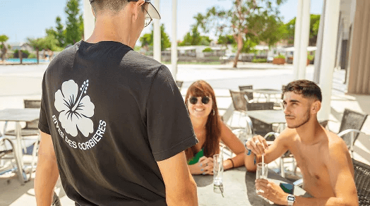Apéritif à la terrasse du restaurant